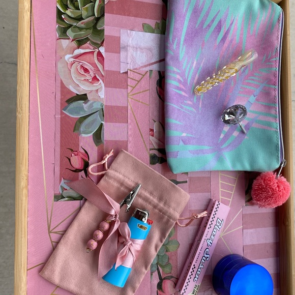 When A Woman Smokes Kit 💨 - Picture 8 of 9